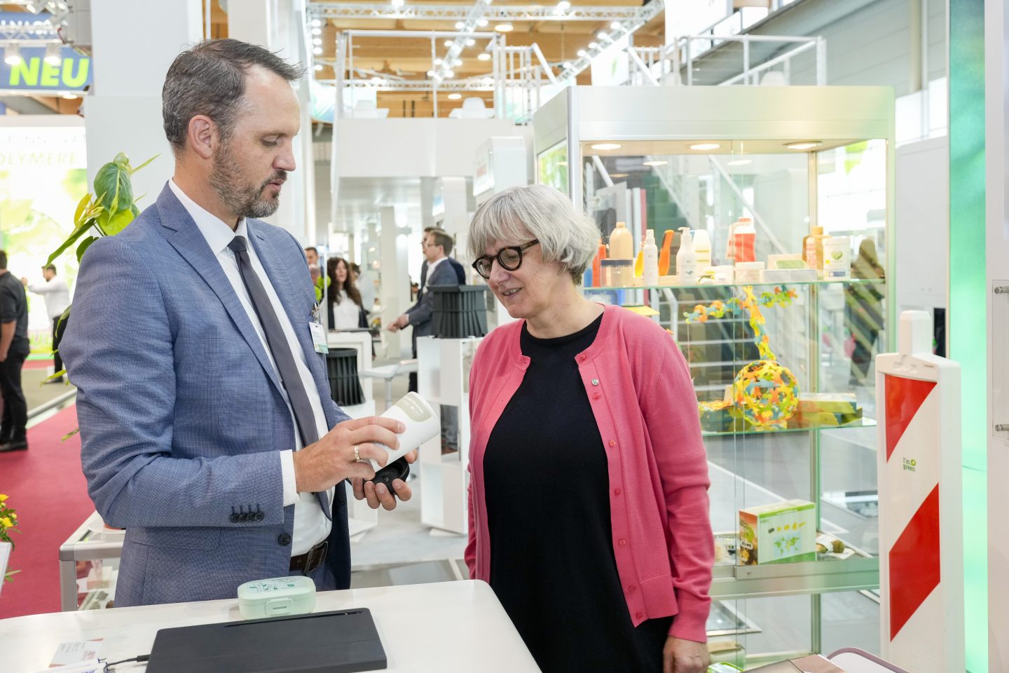 Silke Krebs, State Secretary in the Ministry of Economic Affairs, Innovation, Digitalisation and Energy of the State of North Rhine-Westphalia, obtained first-hand information about sustainable and recycled plastics from our sales representative Niklas Voß.