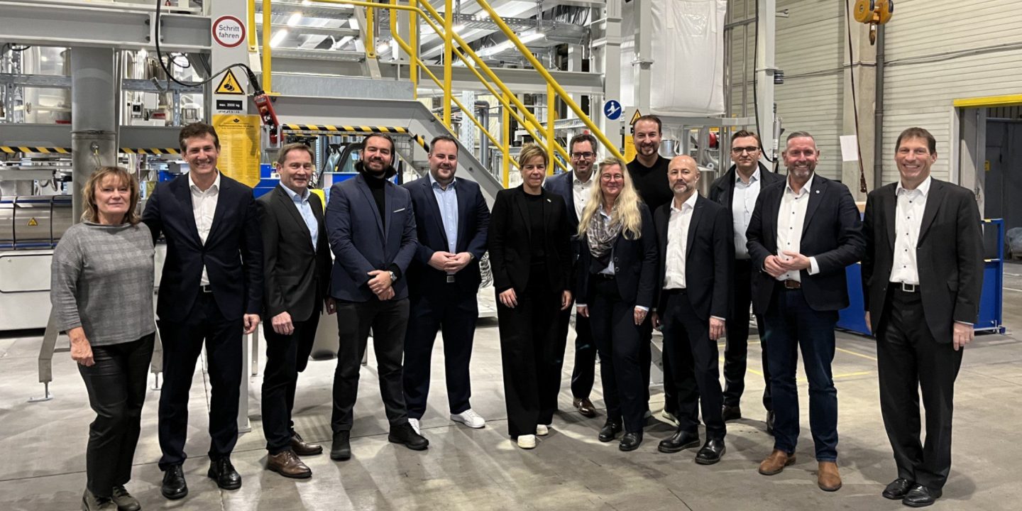Gruop Picture NRW Minister of Economic Affairs Mona Neubaur visited member company FKuR Kunststoff GmbH as part of her industry talks with kunststoffland NRW