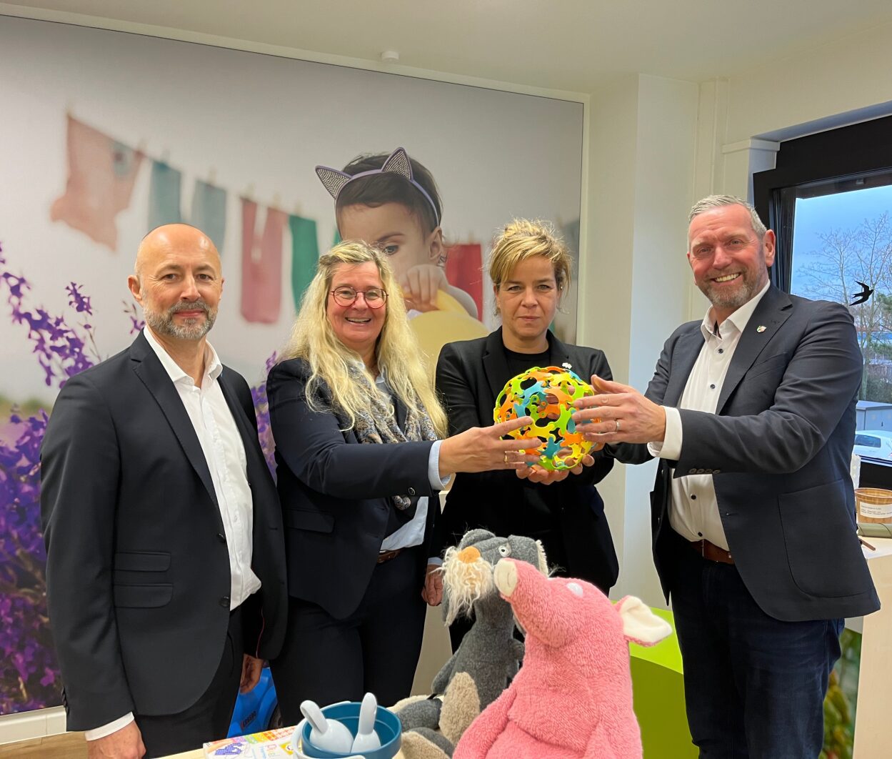 Da sinistra a destra: Ulrich Zilles (Vicepresidente di kunststoffland NRW e.V.), Carmen Michels (Amministratore delegato di FKuR), Mona Neubaur (Ministro dell'Economia, dell'Industria, della Protezione del Clima e dell'Energia del Land Renania Settentrionale-Vestfalia), Guido Görtz MdL (Deputato al Parlamento per la circoscrizione Viersen I)