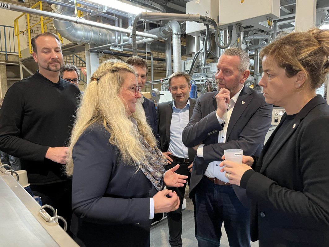 NRW-Wirtschaftsministerin Mona Neubaur im Gespräch mit Carmen Michels (FKuR) in den Produktionshallen der FKuR Kunststoff GmbH
