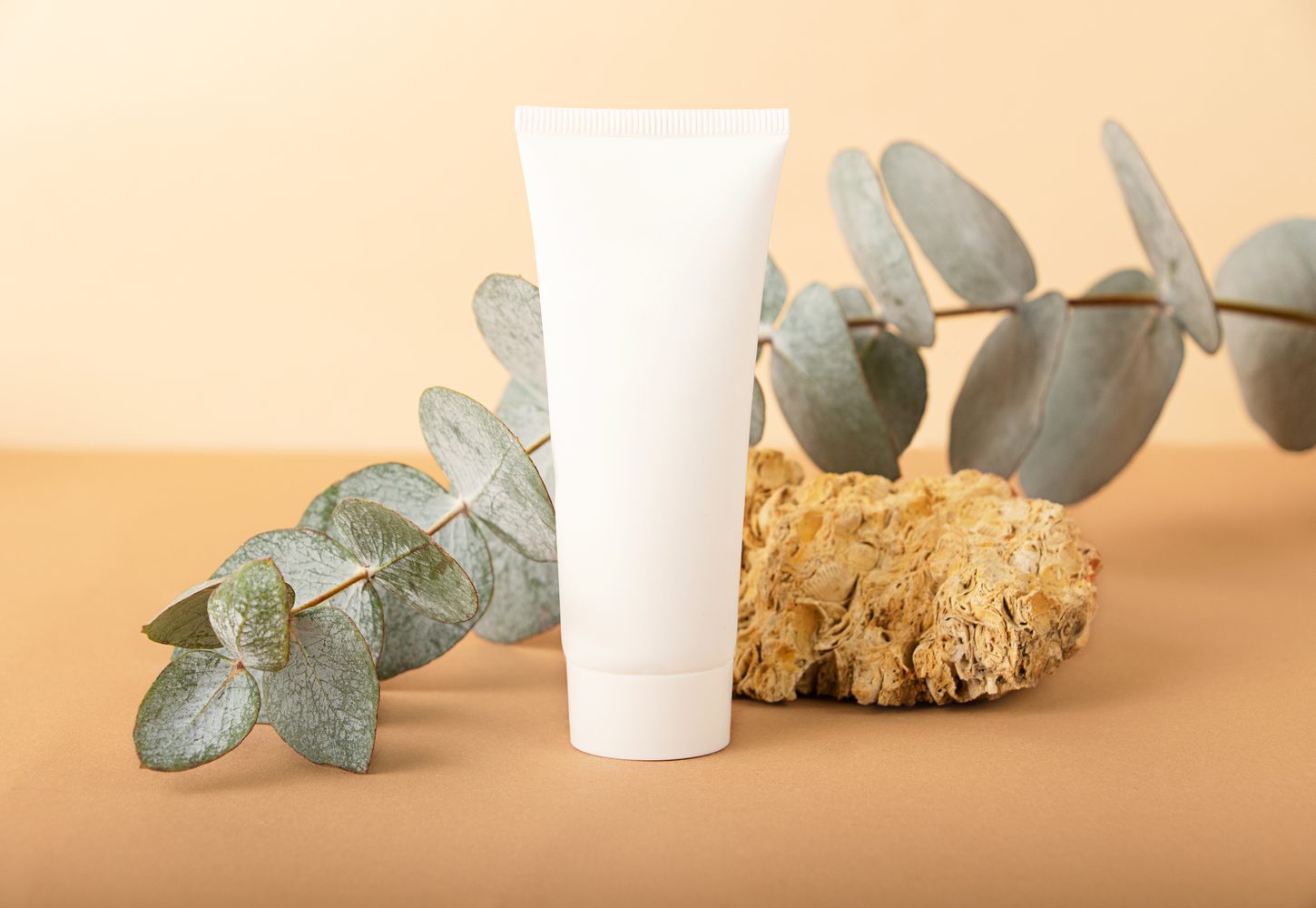 Flaconi e tubi realizzati con materie prime rinnovabili per l'industria cosmetica