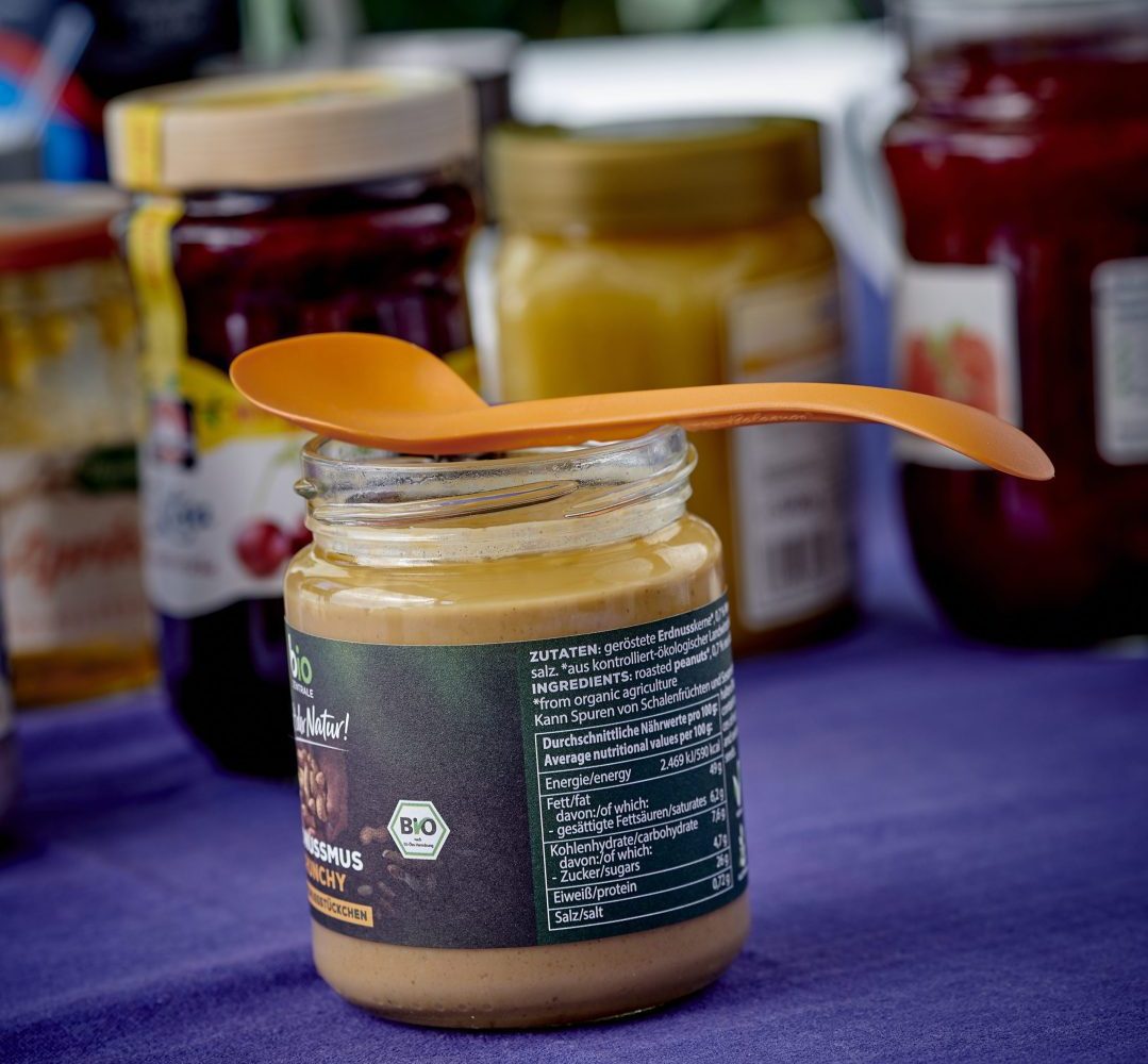 Cuchara de plástico sostenible fabricada con bioplásticos compostables