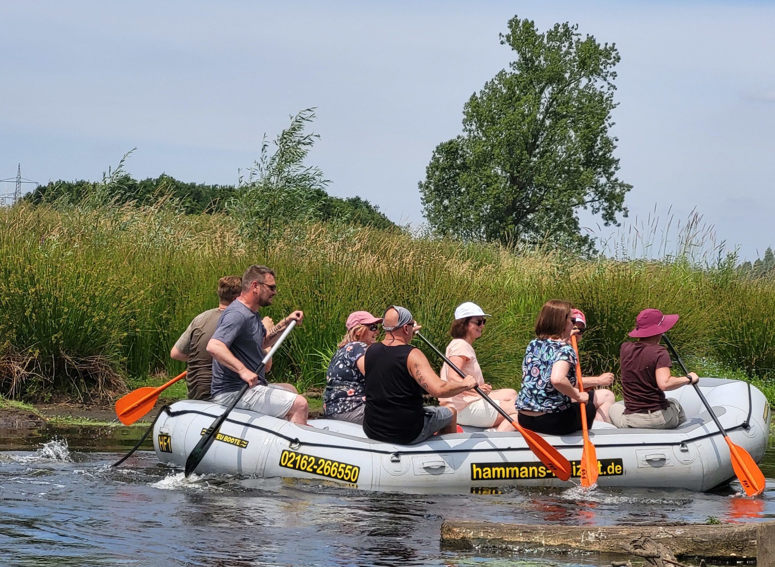 A continuación, armados con remos, nos subimos a botes neumáticos y nos aventuramos por el Niers.
