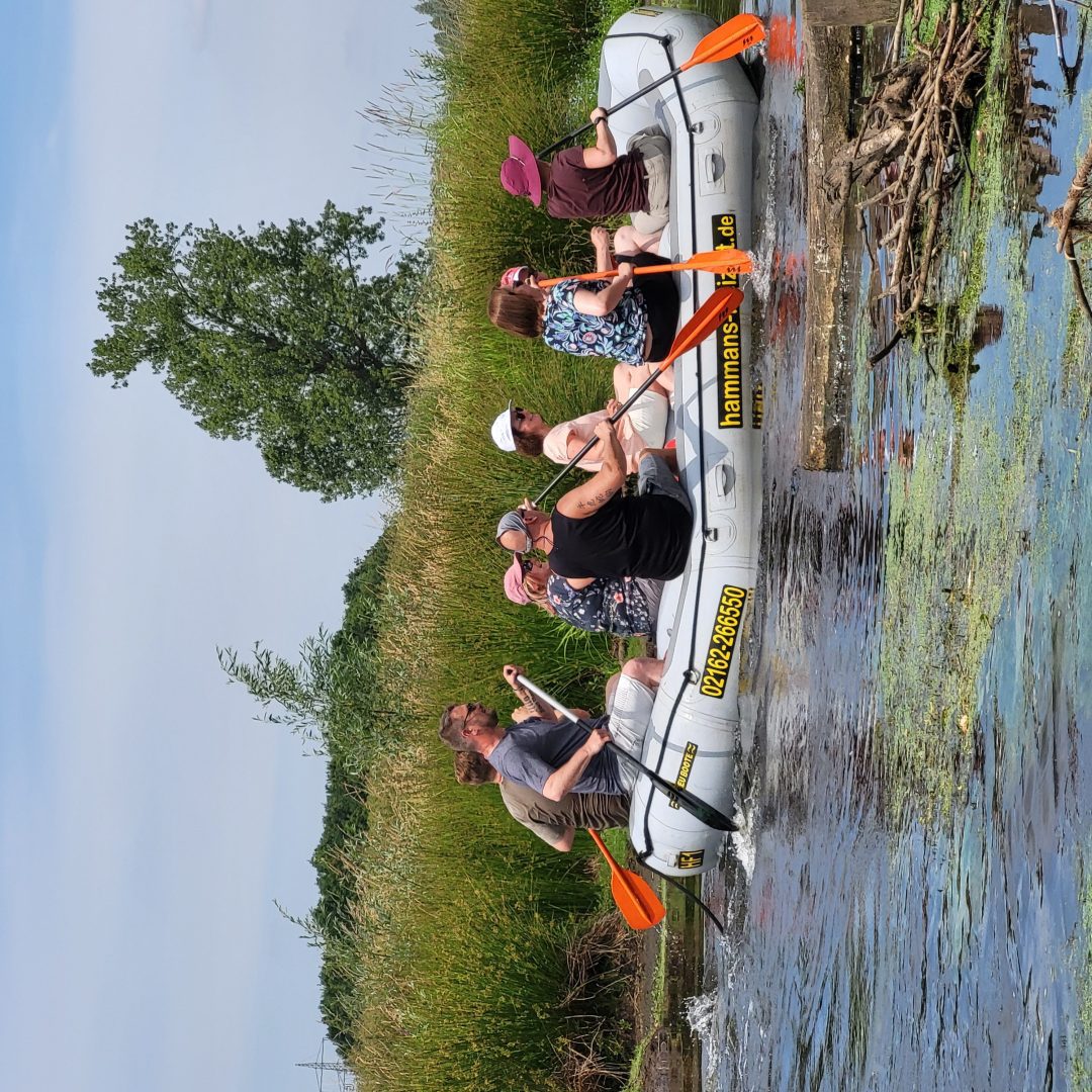 Danach sind wir mit Stechpaddeln bewaffnet in Schlauchboote gestiegen und haben uns auf die Niers gewagt.