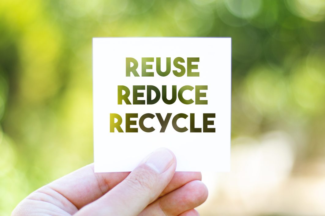 En FKuR, estamos dando forma al futuro con materiales innovadores que marcan una diferencia duradera. Nuestros bioplásticos de base biológica, biodegradables y compostables, junto con los reciclados de alta calidad, son fundamentales para conservar los recursos y allanar el camino hacia una transformación más sostenible de la industria del plástico.