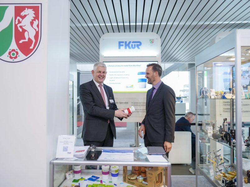 Christoph Dammermann,Staatssekretär des Ministeriums für Wirtschaft, Innovation, Digitalisierung und Energie NRW und Niklas Voss auf der Fakuma 2021