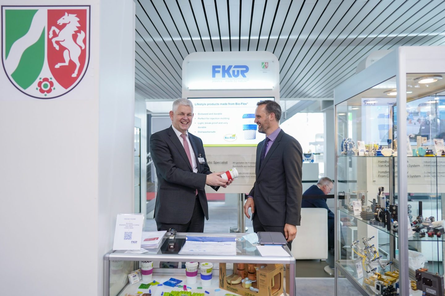 Christoph Dammermann,Staatssekretär des Ministeriums für Wirtschaft, Innovation, Digitalisierung und Energie NRW und Niklas Voss auf der Fakuma 2021