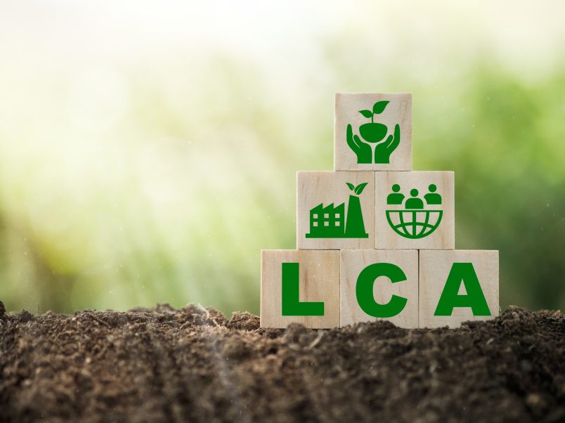Webinar: Wie nachhaltig ist ein Material wirklich? Diese Frage lässt sich nicht durch grüne Labels oder Marketingversprechen beantworten – sondern nur mit harten Fakten. Ein Life Cycle Assessment (LCA) untersucht den gesamten Lebenszyklus eines Produkts: von der Rohstoffgewinnung über Produktion und Nutzung bis hin zur Entsorgung oder Wiederverwertung. Das LCA liefert die Wahrheit hinter den Zahlen und hilft, die echte ökologische Bilanz zu erkennen.