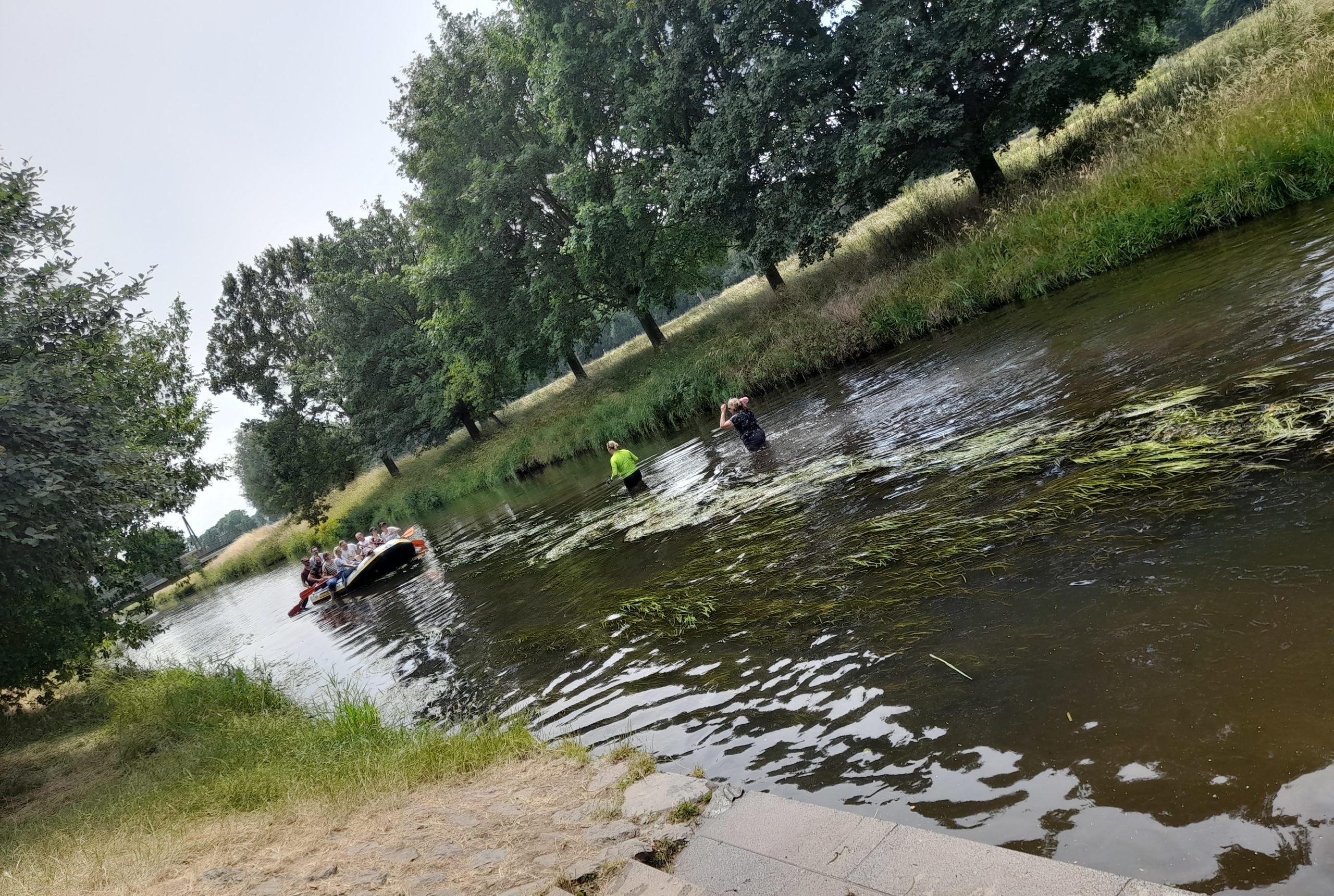 Dos valientes colegas se refrescan en el agua fresca al final de la etapa.