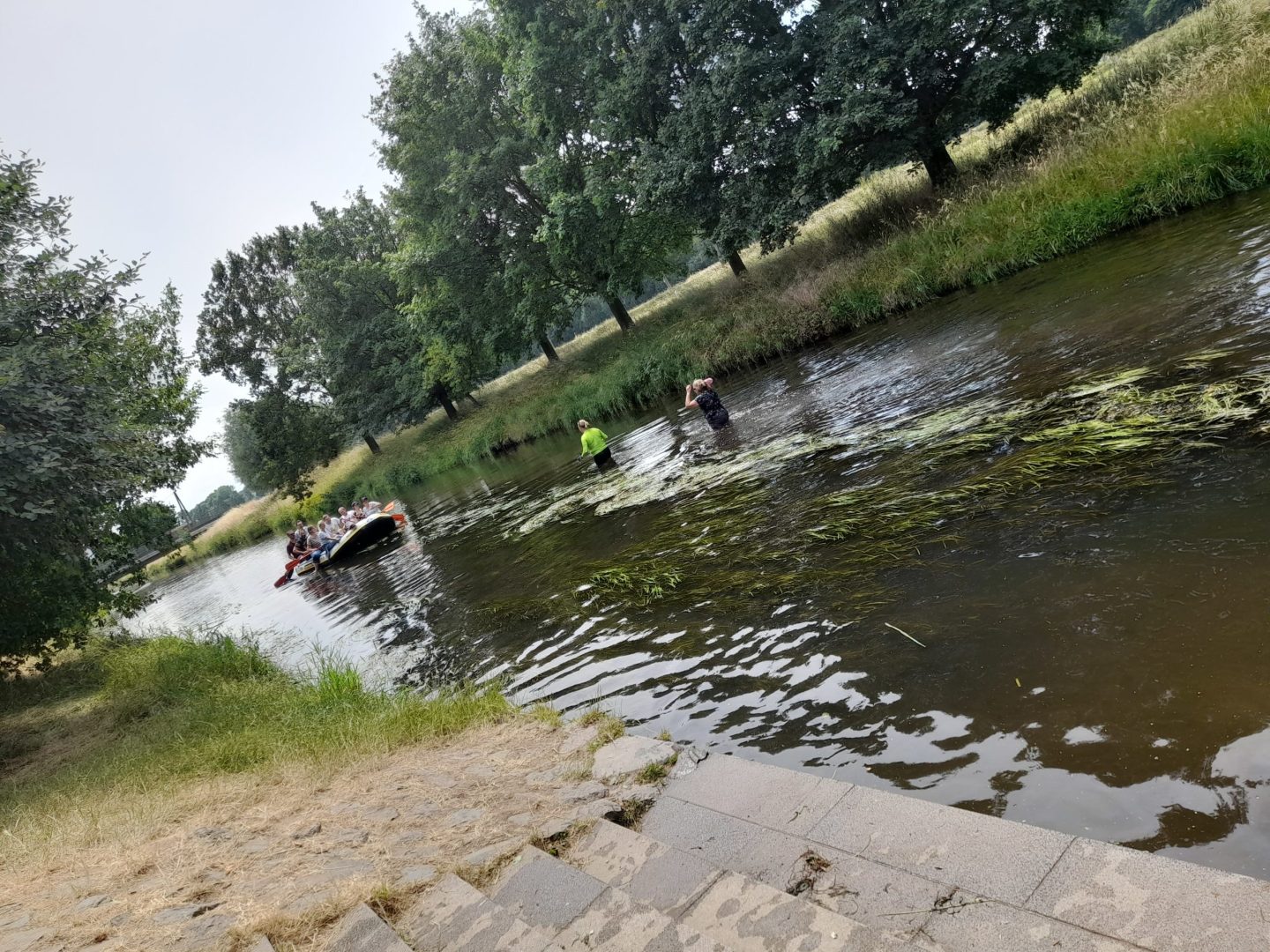 zwei mutige Kolleginnen am Ende der Etappe im Kühlen nass erfrischt