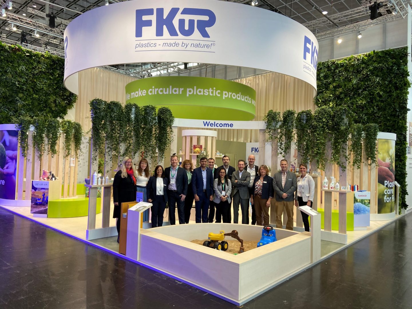 Plastics for the circular economy: recyclates and bioplastics