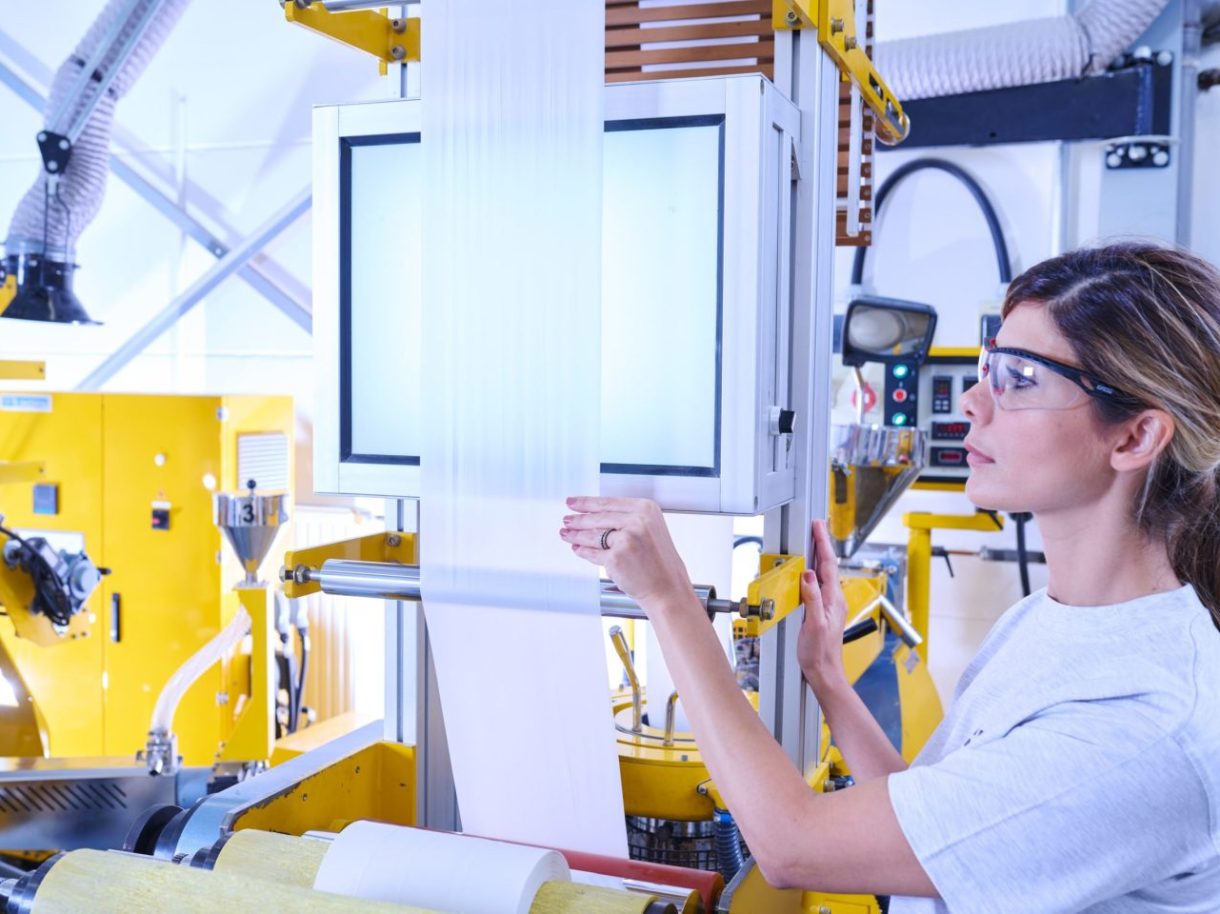 fkur blasfolienanlage mitarbeiterin qualitaetsprufung scaled